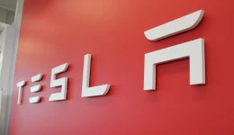 Europa nøler etter gigantisk Tesla-tilbakekalling i Kina