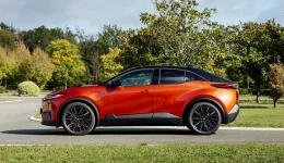 Toyota tilbakekaller C-HR+ etter programvarefeil som kan stoppe bilen i trafikken