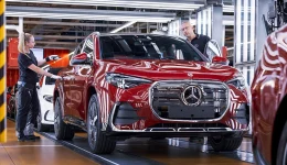 Mercedes ruller elektrisk GLA av båndet i Rastatt