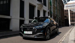 Mercedes inngår Wayve-avtale for AI-kjøring i nye biler