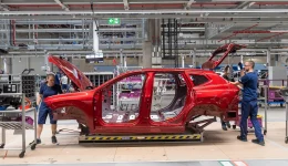 BMW øker iX3-produksjonen: 100.000 bestillinger sender fabrikken over på døgnkontinuerlig drift