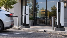 Tesla lar deg kjøre fra laderen i en nødsituasjon – men advarer klart om skader
