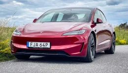 Tesla oppgraderer Model 3 med lengre rekkevidde, raskere ytelse og større skjerm