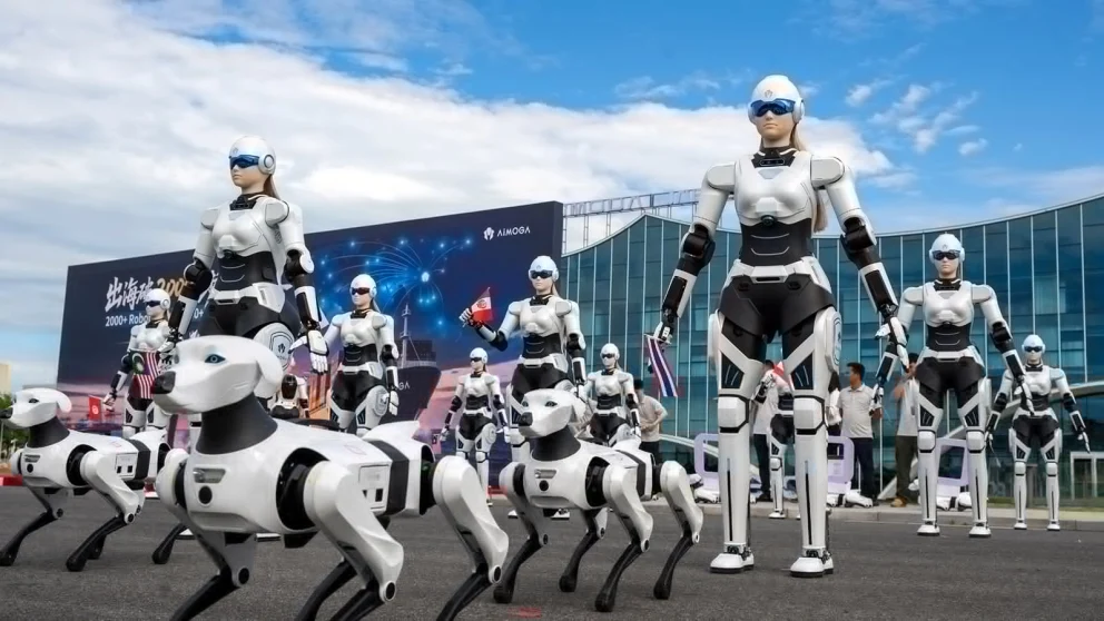 Fra fire hjul til fire bein: Humanoide roboter og robothunder fra AiMOGA var blant de mer spektakulære innslagene i Wuhu. Her fikk Cherys ambisjoner innen «fysisk AI» en langt mer håndgripelig form enn tallene og teknologiplanene på konferanseskjermene.