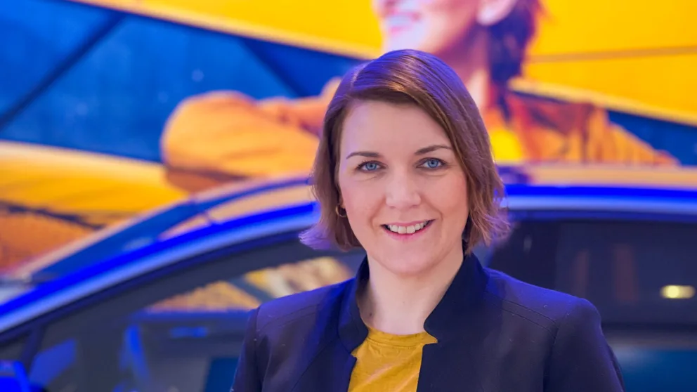 Christina Bu er glad for at mange har elbil og mener det er bra at stadig flere elbilister blir avhengig av fossilt drivstoff