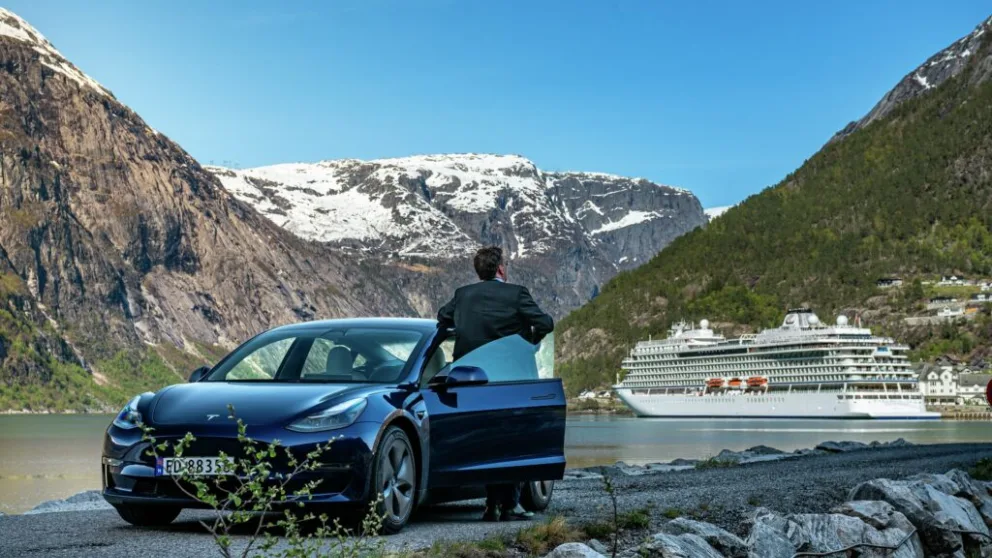 Mann og Tesla på fjellet