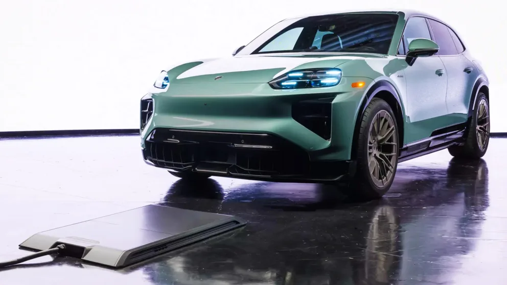 Porsche lanserer trådløs hjemmelading til Cayenne Electric – opptil 11 kW uten å røre en kabel