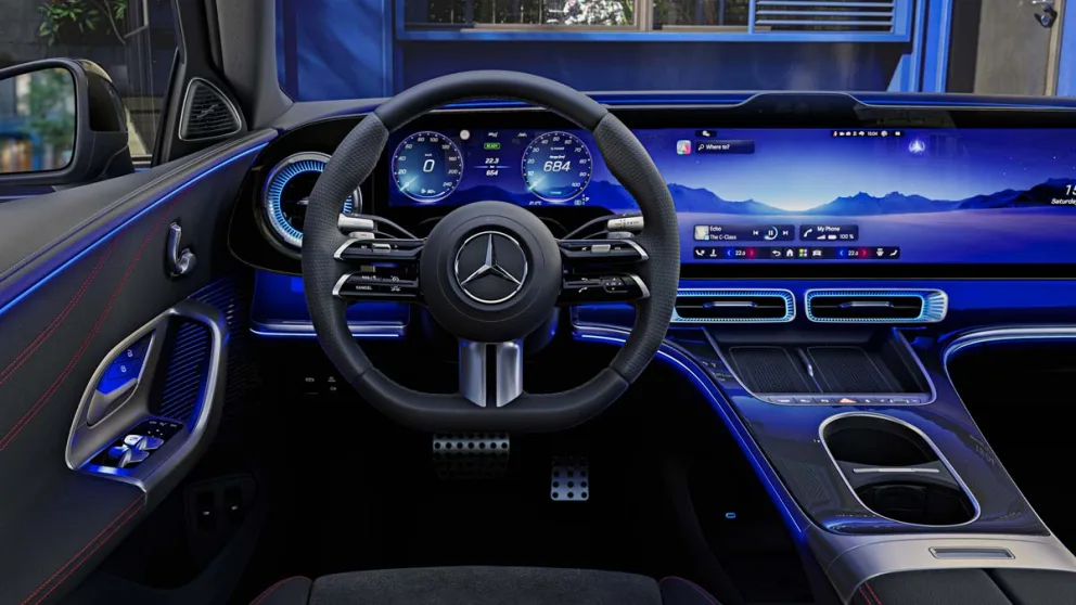 Mercedes viser interiøret i den elektriske C-klassen: én enorm skjerm og seter bygget for langkjøring