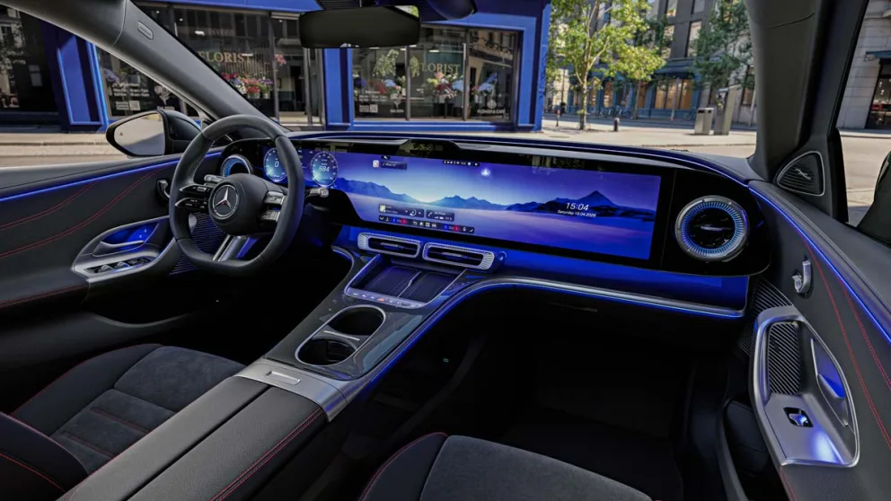 Mercedes viser interiøret i den elektriske C-klassen: én enorm skjerm og seter bygget for langkjøring