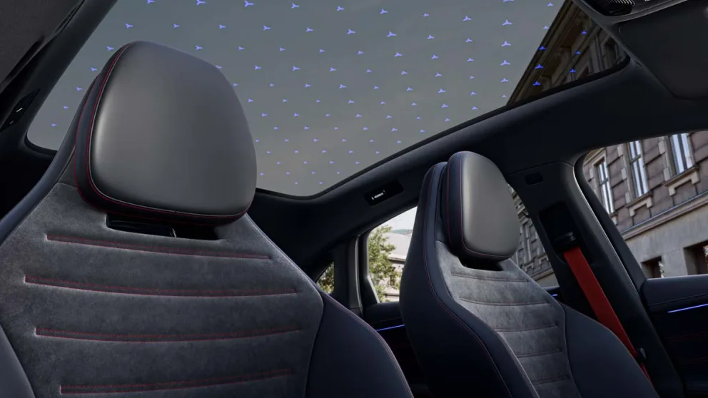 Mercedes viser interiøret i den elektriske C-klassen: én enorm skjerm og seter bygget for langkjøring