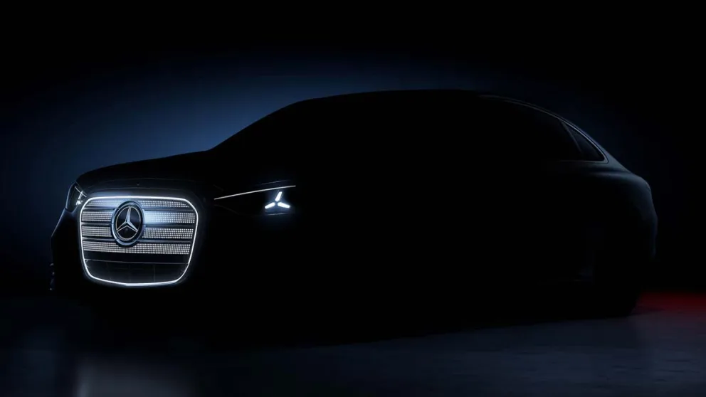Mercedes viser interiøret i den elektriske C-klassen: én enorm skjerm og seter bygget for langkjøring