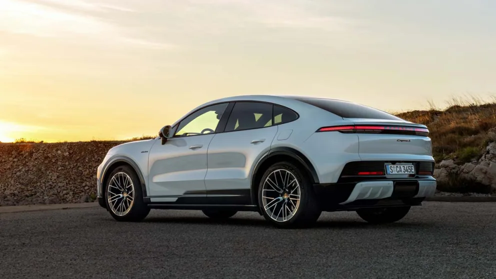 Porsche Cayenne Coupé Electric: 1 156 hk, 669 km rekkevidde og en taklinje hentet fra 911