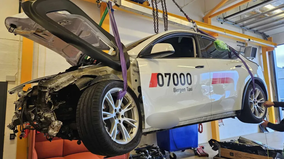 Teslaen fra Torgallmenningen gjøres klar for transport fra Statens vegvesen i Bergen til Simco i Østfold