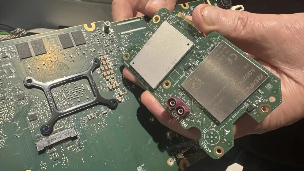 Et nettverkskort av denne typen skulle ha sittet fastmontert på bilens hovedcomputer. Det manglet da bilen ankom Simco i Østfold.