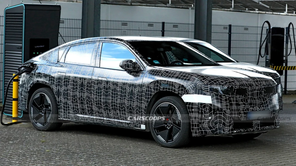 BMW iX4 avslørt i nye spionbilder: Coupé-SUV med imponerende rekkevidde
