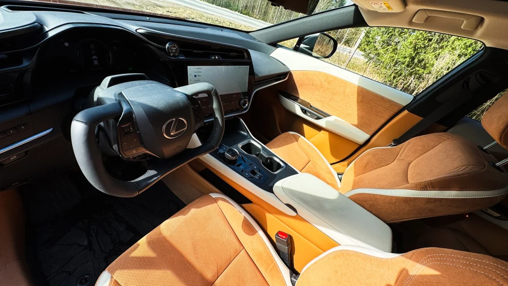 Lexus RZ 500e leverer mer kraft — men sliter fortsatt med rekkevidden