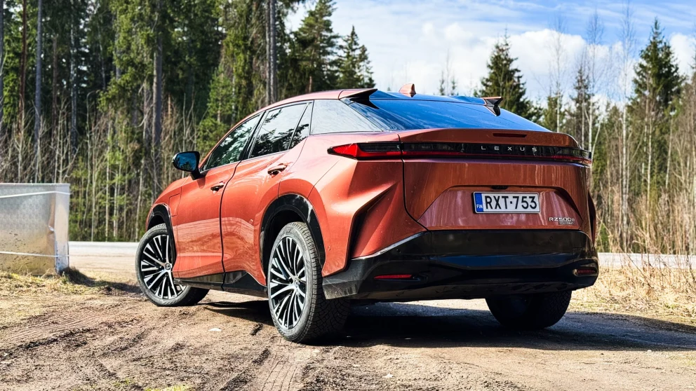 Lexus RZ 500e leverer mer kraft — men sliter fortsatt med rekkevidden