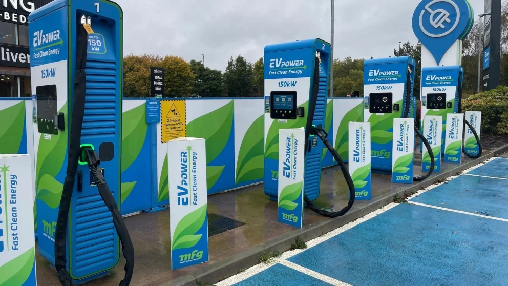 Britisk ladegigant ruller ut plug & charge i full skala – Norge sakker akterut
