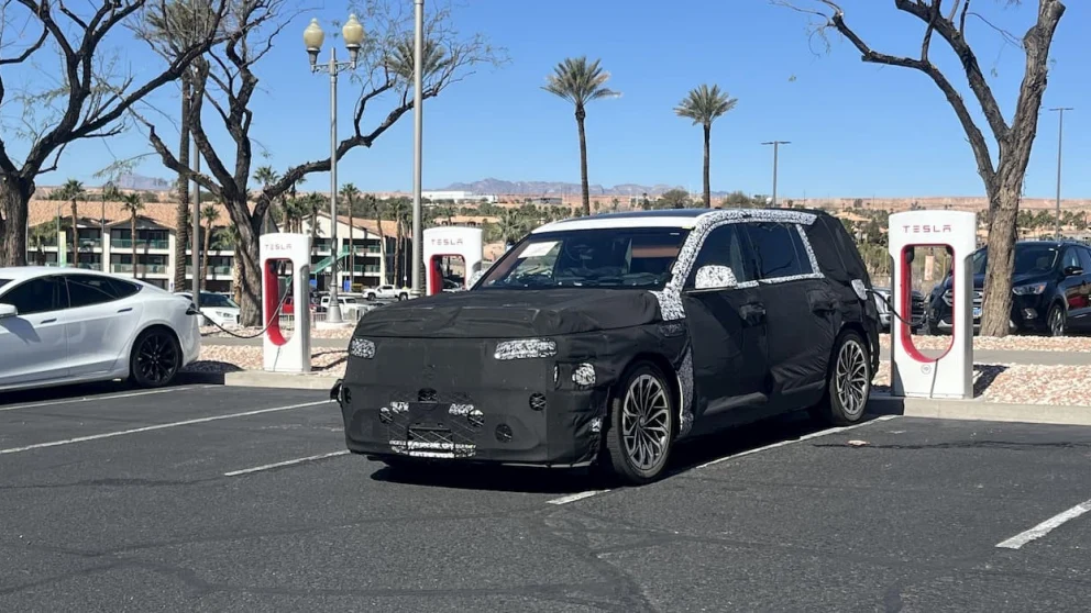 Genesis GV90 sett ved en Tesla Supercharger (LegoDEI/ Reddit). Kilde: electrek.co