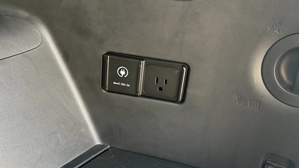 120V 15A Nema 5-15 tilstede i bagasjerommet. Kilde: electrek.co