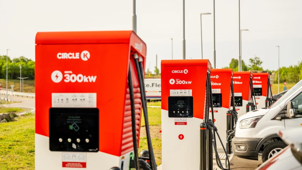 Bare én av fem elbilister bruker batteriforvarming – kan gi mye lengre ladetid