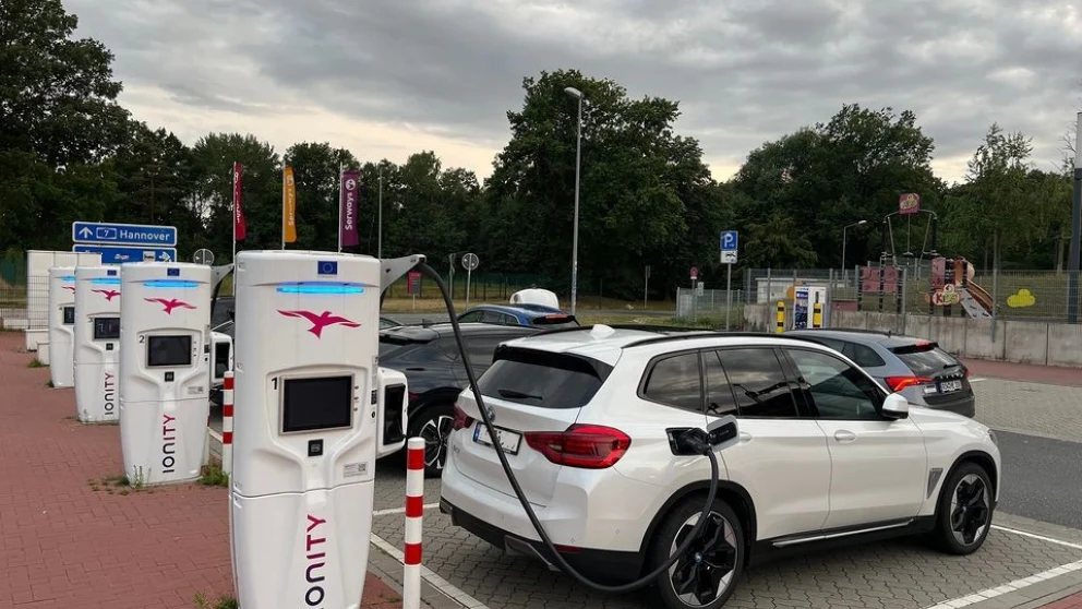 Flere skal på bilferie med elbil enn fossilbil i sommer
