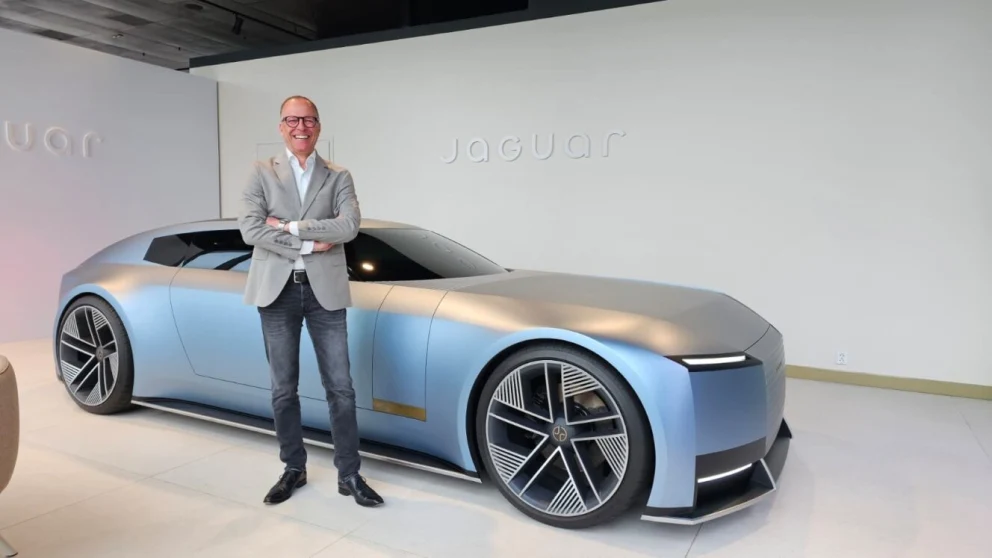 I Jaguar Type 00s navn er ordet "Type" en referanse til Jaguars egen arv med tallrike Type-modeller gjennom 75 år. Den første nullen symboliserer elbilens nullutslipp, den andre nullen en helt ny begynnelse, å starte fra null. I produksjonsmodellen endres navnet til Type 01, hvor tallet 1 blant annet får sin betydning fra at dette er den gjenfødte Jaguarens første modell, og at den er helt unik.. Kilde: moottori.fi