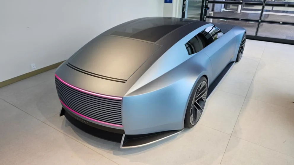 Jaguar Type 00-konseptet har vist seg i ulike farger avhengig av hvor hvert konsepteksemplar er lansert. Denne bilens farge er London Blue. Et annet eksemplar har fargen Miami Pink. Det finnes også Ultramarine Blue som ble laget til lanseringen i Paris, samt London Red. Ifølge Mottors opplysninger har det ennå ikke vært diskusjoner om Espoos egen farge.. Kilde: moottori.fi