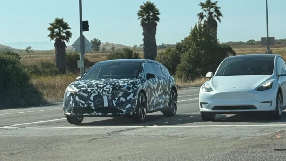 Lucid Cosmos spionert ved siden av Tesla Model Y – gir første virkelige størrelsessammenligning