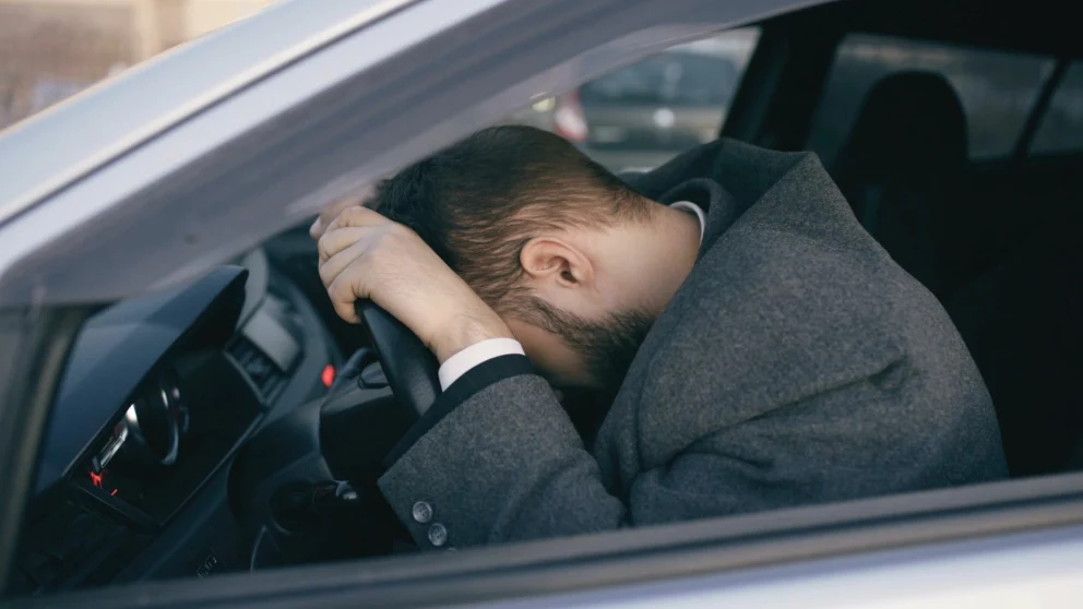 FARLIG: Hvis du sovner ved rattet og du ikke reagerer på varsler, stopper de fleste bilene av seg selv og setter på nødblink. Men ikke alle. Nå er det heldigvis håp om endring.
         Foto: Pexels