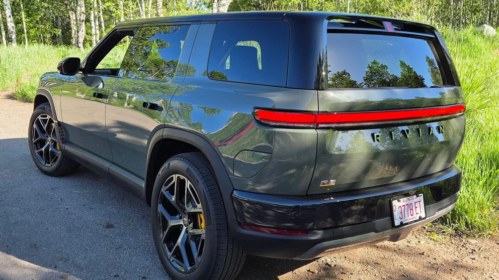 Rivian R2 startet leveringene – men billigste utgave må kundene vente på