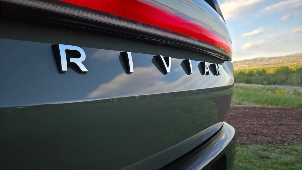 Rivian R2 startet leveringene – men billigste utgave må kundene vente på