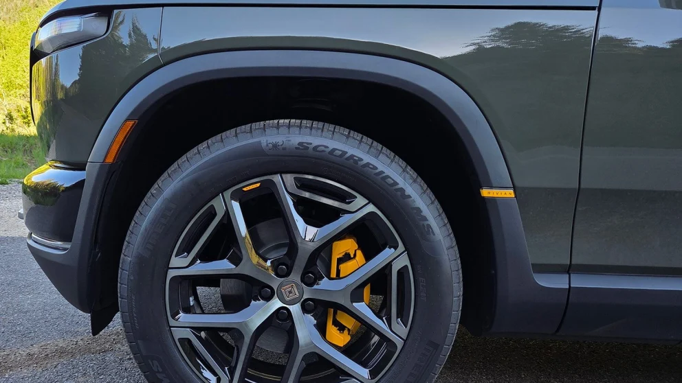 Rivian R2 startet leveringene – men billigste utgave må kundene vente på