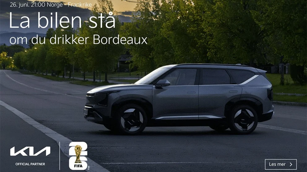 ALENE PÅ PARKERINGSPLASSEN: Fransk rødvin kan passe til kampen mot Frankrike, men bilen må stå igjen på parkeringsplassen.. Kilde: elbil.no