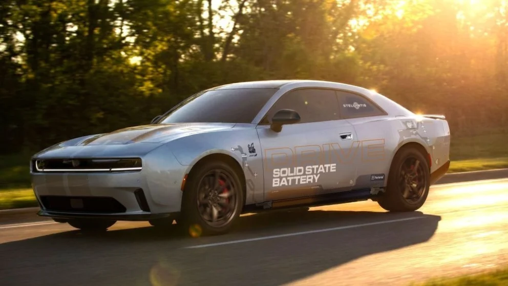 Stellantis tester Dodge-prototype med fastfasebatteri på vei
