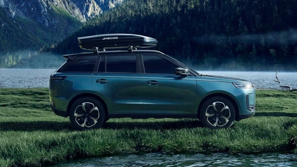 SKOG OG MARK: Jaecoo kjører Range Rover-stilen i miniformat. Her med en knøttliten takboks for å få den til å se litt større ut. Foto: Chery Group