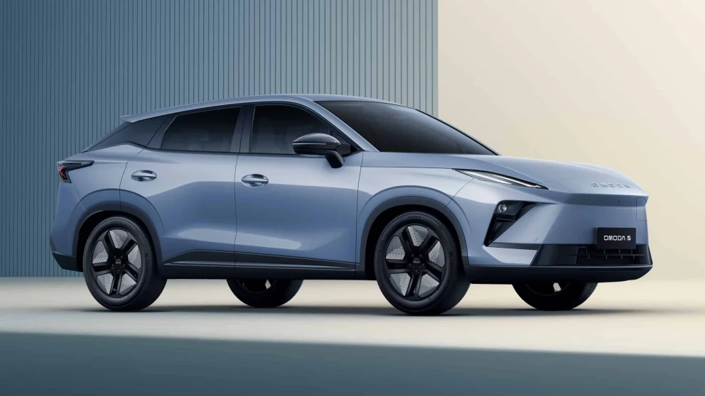 LEKKER: Omoda 5 er den lengste av de to, og er mer en crossover enn en SUV.

(Teksten er allerede på norsk bokmål.). Kilde: elbil.no