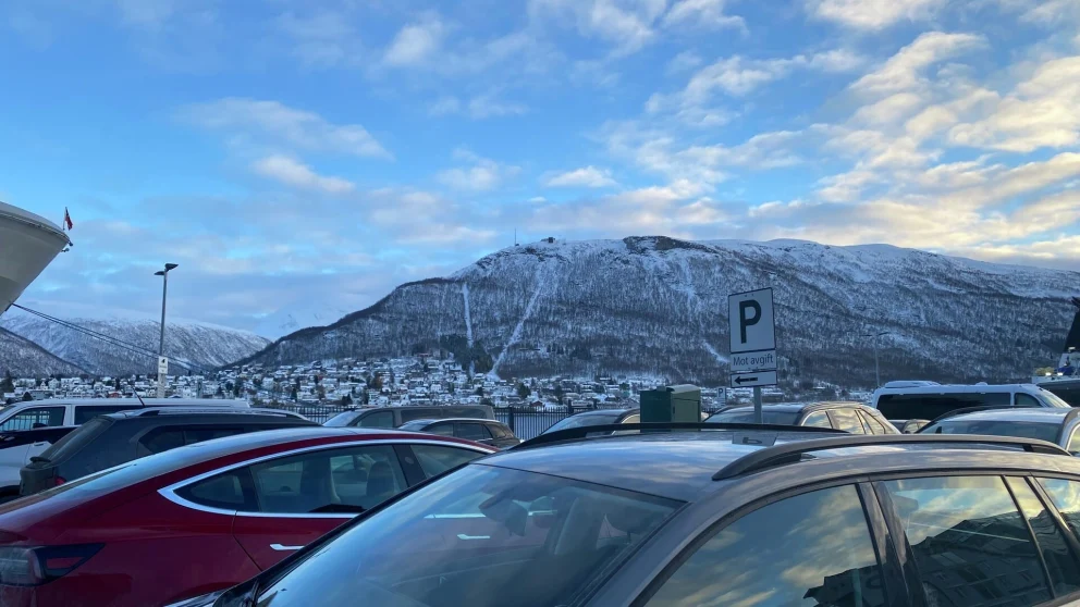 BLIR DYRERE Å KJØRE INN TIL SENTRUM: Fra 1. juli økes bomtakstene gjennom Tromsø-bommen. Foto: Karoline Haugland/elbil.no