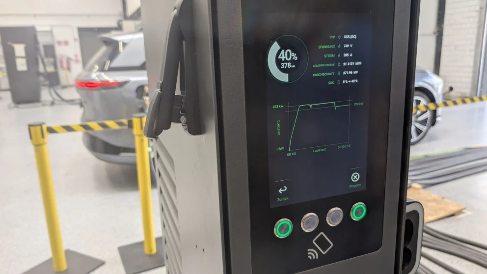 Alpitronic lanserer megawattlader: Kan lade kompatible elbiler fra 10 til 80 prosent på under ti minutter