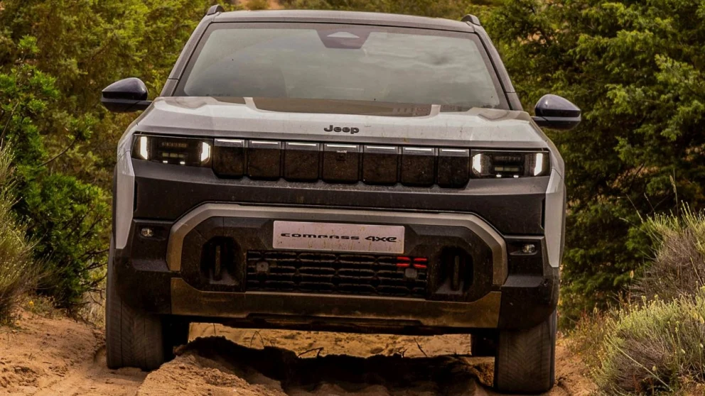 Jeep Compass lanserer to nye elektriske versjoner, en med nesten 700 km rekkevidde. Kilde: motor.es