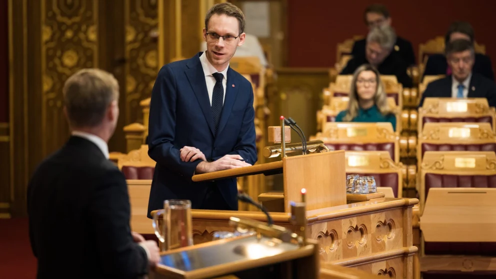 HAR GITT ANBEFALINGER OM FREMTIDENS BILAVGIFTER: Skattekommisjonens leder Eigil Knutsen, her fra sin tid som stortingsrepresentant, mener man bør tenke nytt om hvordan kjøretøy betaler for bruken av veien. Foto: Peter Mydske / Stortinget
