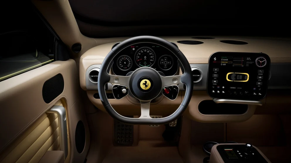 Ferraris første elbil lansert i Kina – prises lavere enn i Europa