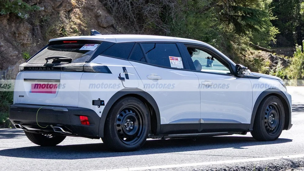 Peugeot E-208 2027 - spionbilde bakfra. Kilde: motor.es