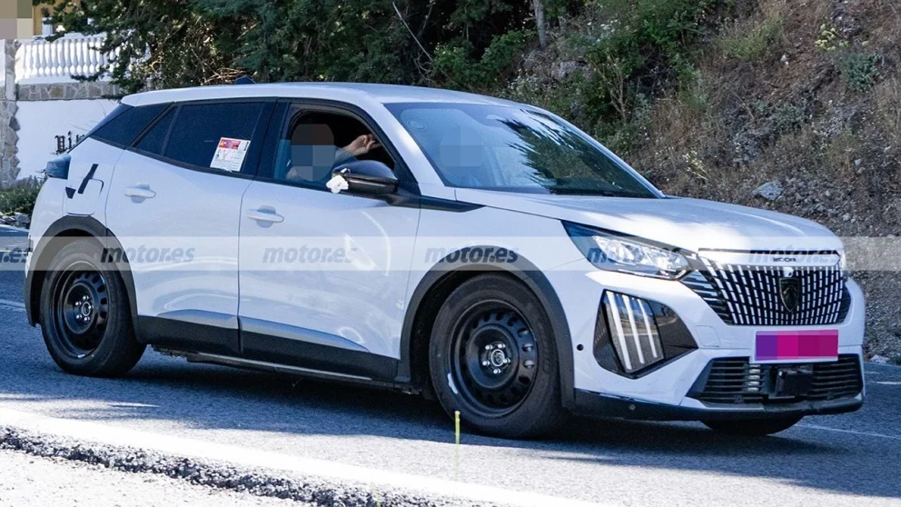 Nye Peugeot 208 elektrisk avslørt i SUV-forkledning, den nye generasjonen kommer i 2027 med LFP- og NMC-batterier. Kilde: motor.es