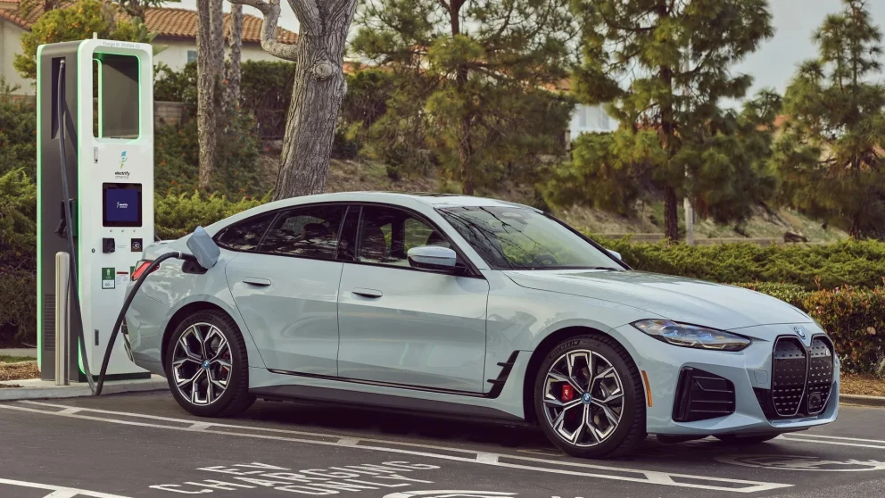 BMW ber i3- og i4-eiere ignorere batteriadvarsel: Ingenting er galt