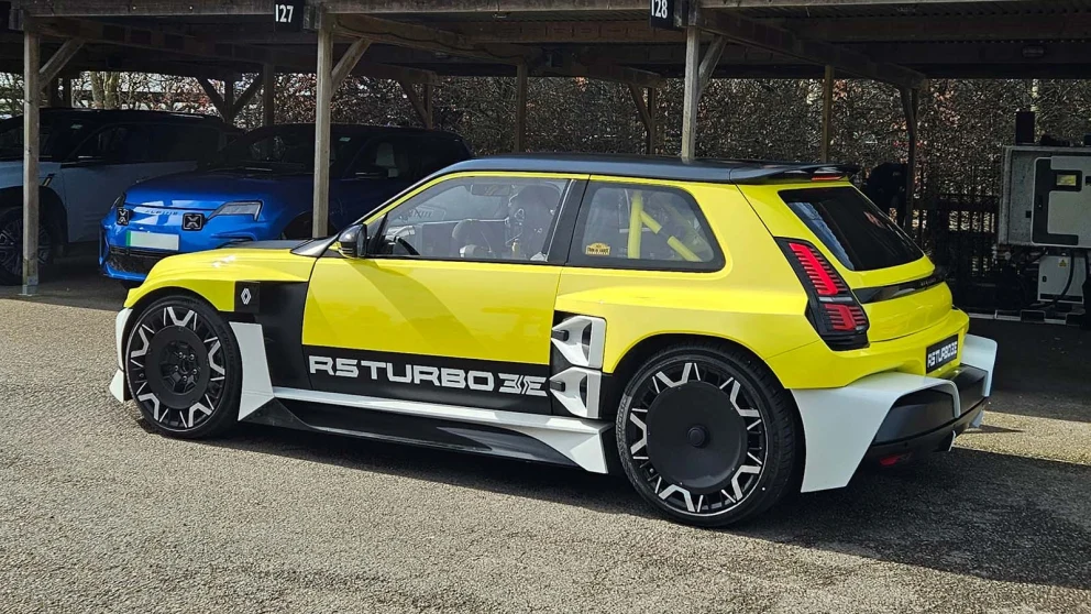 Renault 5 Turbo 3E blir første europeiske produksjonsbil med elmotorer i hjulene