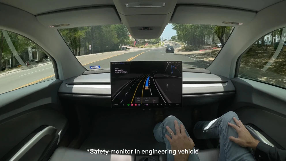 Tesla kjører Cybercab i Austin-trafikken – uten ratt og pedaler