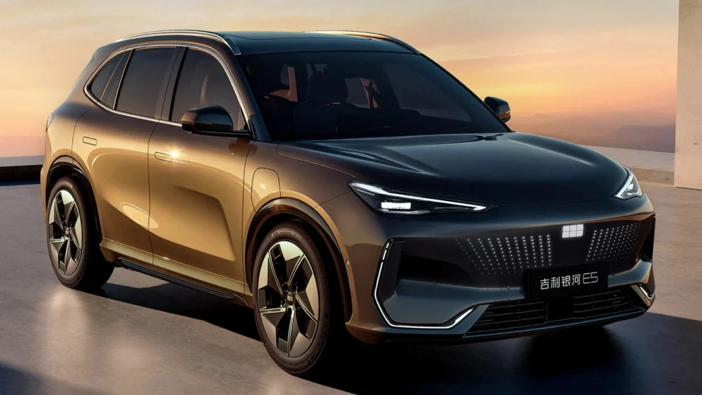 Geely E5: Kompakt elbil-SUV med LFP-batteri og kampanjepris gjør europeisk debut