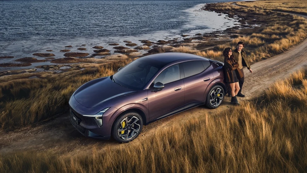 LITT KJENT? L03 er den tredje modellen Xpeng introduserer i Norge hittil i år. Den får T-formede lykter og gule bremsekalipere – om det gir Polestar-assosiasjoner, får være opp til øyet som ser. Foto: Xpeng