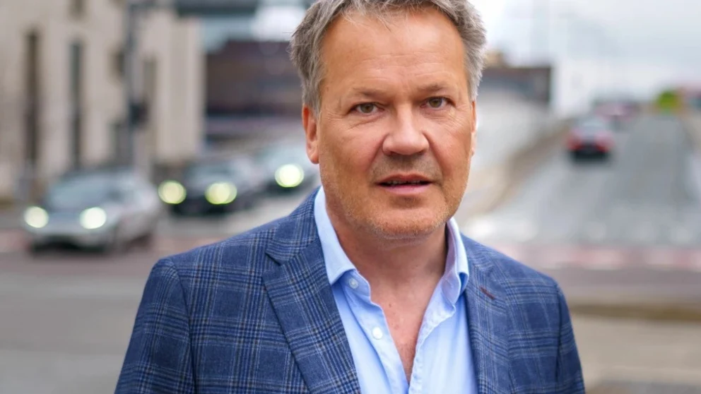 LIGGER BAK: Broom-redaktør Knut Skogstad konstaterer at våre naboer har et stykke igjen til de er på Norges nivå i elbil-statistikken.
         Foto: Sveinung Kyte / TV 2